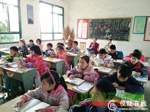 土门教育督导组常规检查小组深入来苏小学检查指导工作