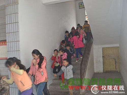 保平小学成功开展了消防安全演练