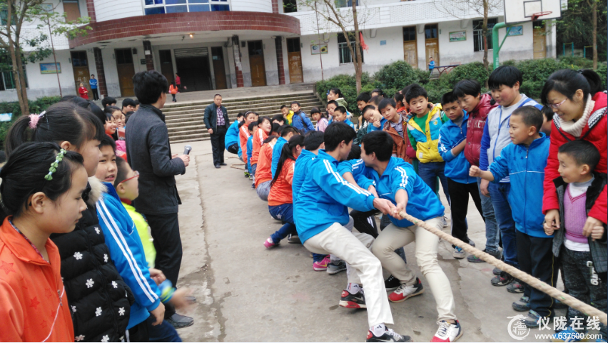 周河小学举行冬运会之拔河比赛预赛