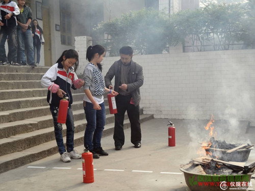 龙桥小学开展消防应急演练