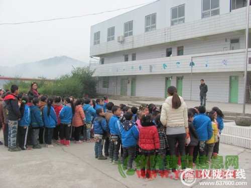 秋垭小学开展一二.九纪念活动