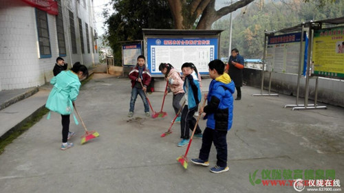 龙桥小学开展“12.9”社会实践活动