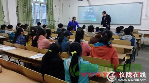 大罗小学举办“一二.九”新团员入团宣誓仪式