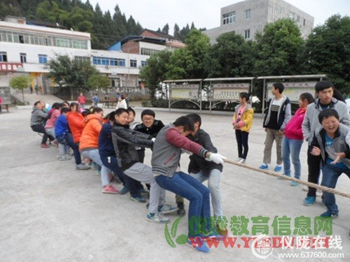 铜鼓中学展开暖冬行动之拔河比赛