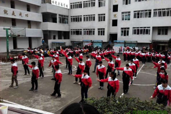 龙桥小学举行2015年冬季运动会