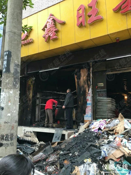 仪陇金城镇一超市凌晨突发大火 4名受困人员被解救