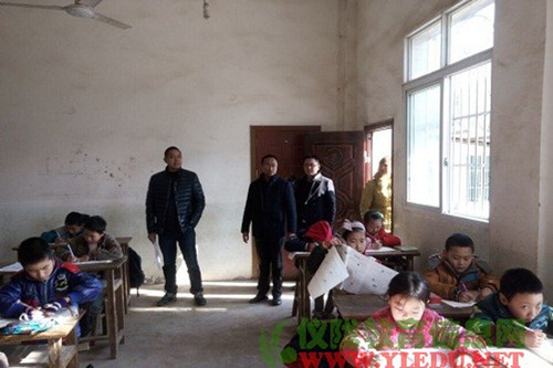 县教育局检查龙岗希望小学校民办教育