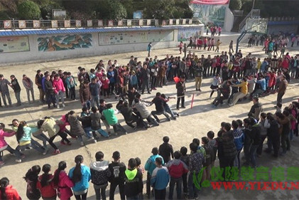 来仪小学：初中生拔河比赛