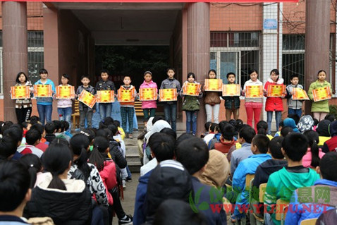 仪陇职中举行初一、初二年级学生阶段学情总结分析表彰会