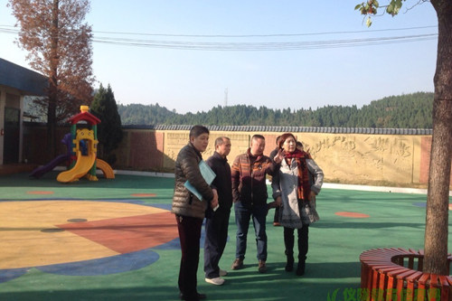 市政府领导来仪陇特教学校关心慰问留守儿童