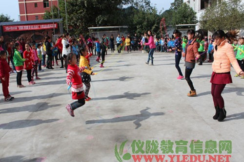 回春小学冬运会情倾留守儿童