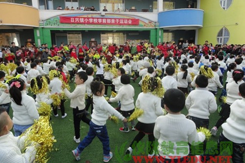 日兴镇小学校学前部举办亲子运动会