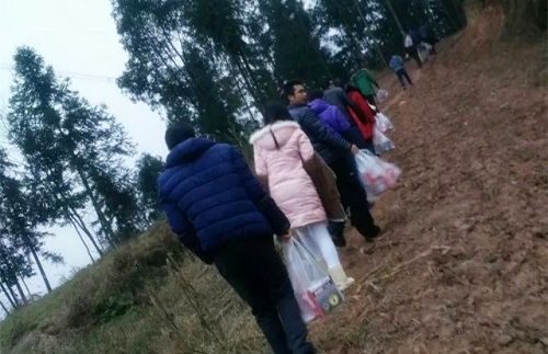 磨盘小学举办教职工 “健康伴我行”冬季登山活动