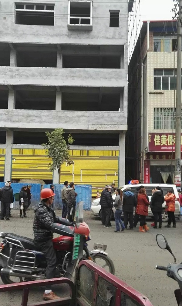 仪陇县马鞍镇一建筑工人粉刷外墙 不慎坠落身亡