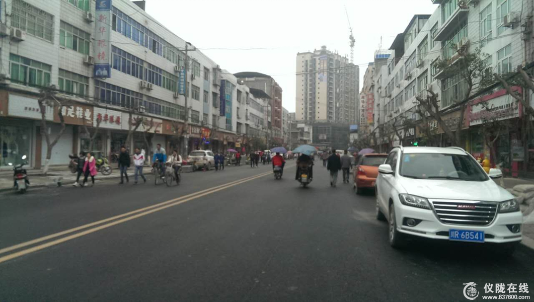 仪陇县城人民路试通车 上下班时较拥堵