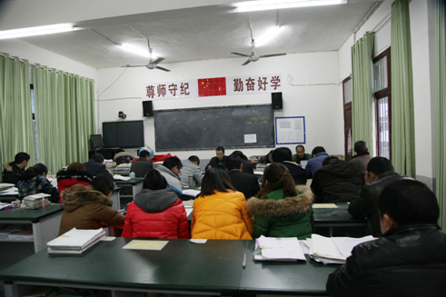 乐兴小学召开毕业班第三次月考分析会