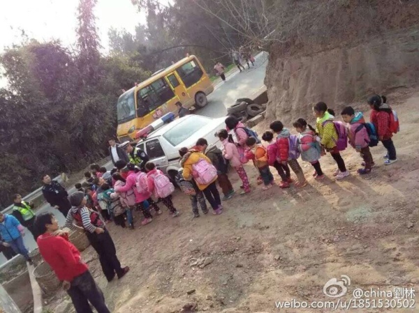 仪陇县日兴镇一校车超载14人 司机被刑事立案侦查