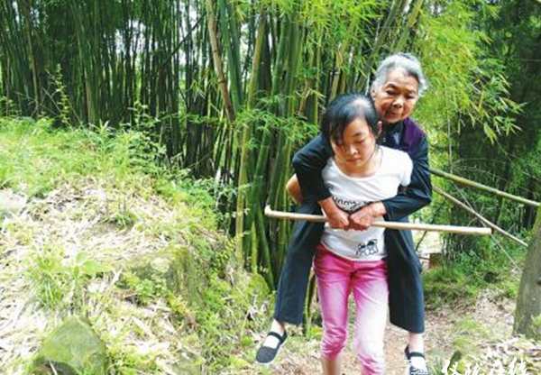 背着祖母求医仪陇女孩4年步行1600公里