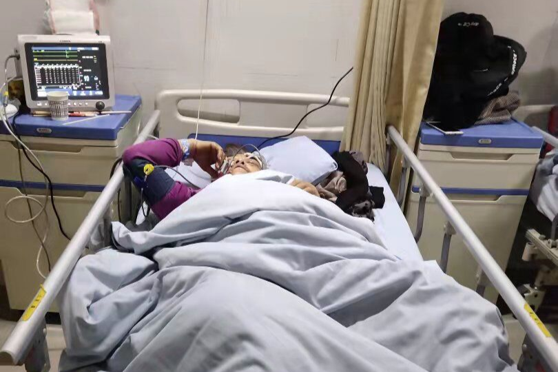 老人清晨被撞入院 肇事车辆不知所踪