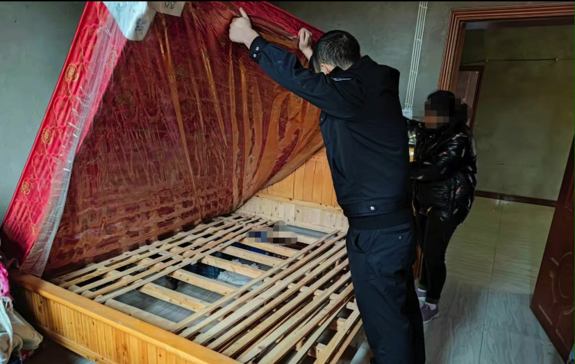 仪陇一男孩失踪10余小时在床下被找到