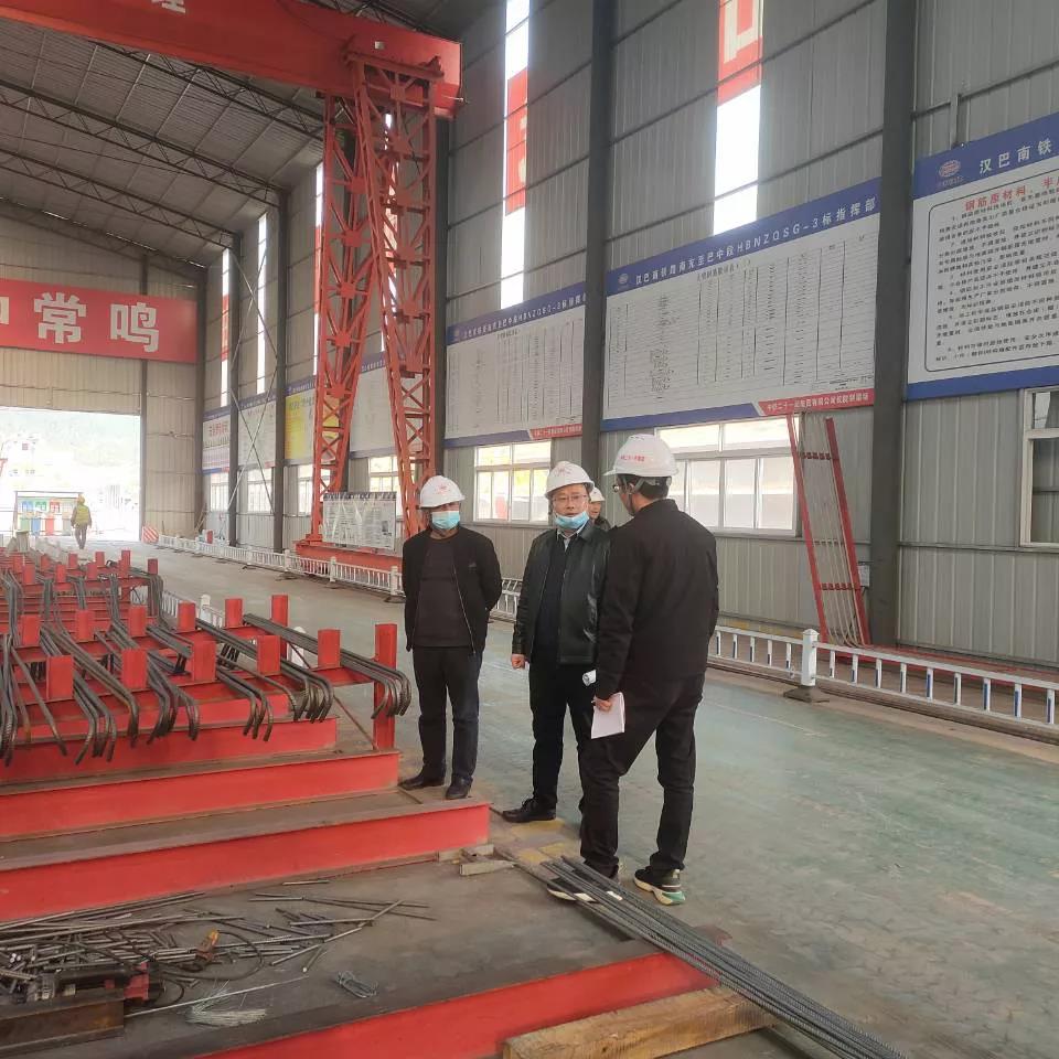 严格检查制梁场 助力汉巴南高铁建设