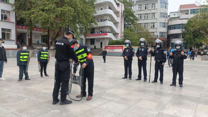 反恐演练进校园 撑起学校“平安天”