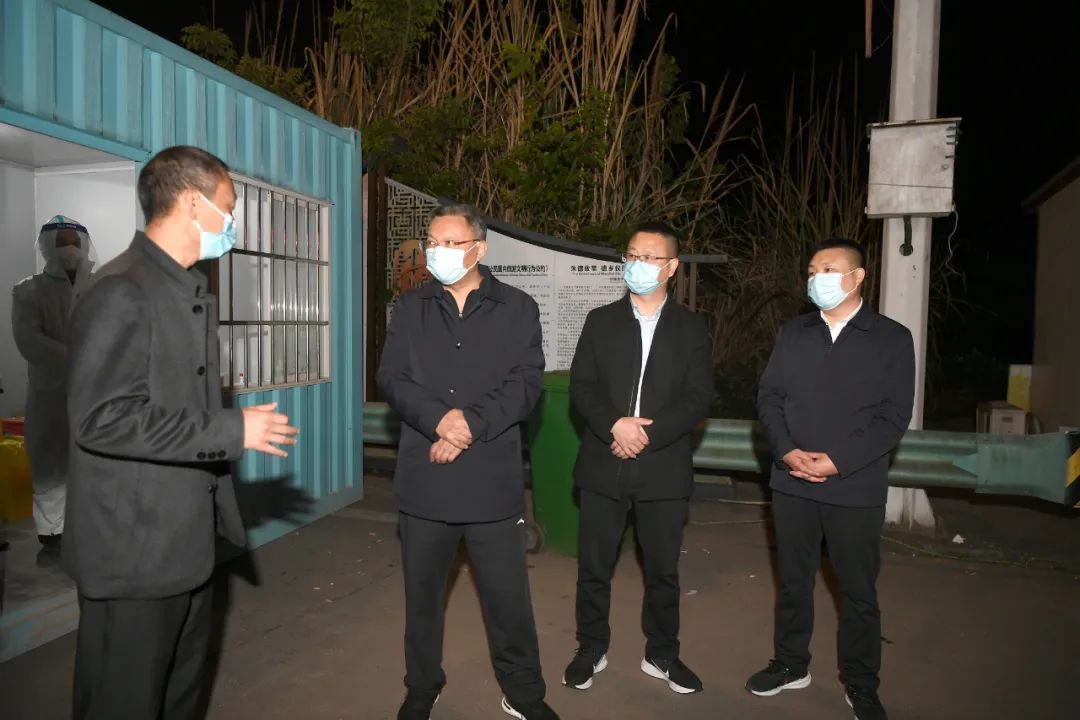 县委书记郭宗海凌晨暗访督导疫情防控工作