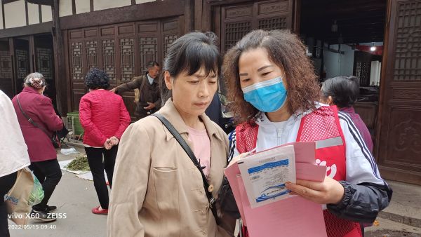 新政幼儿园  走进社区 服务群众